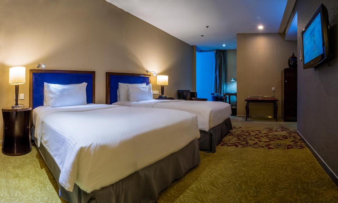 Cambridge Hotel Medan Exterior photo