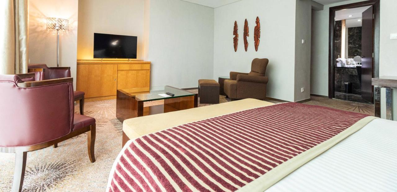 Cambridge Hotel Medan Exterior photo