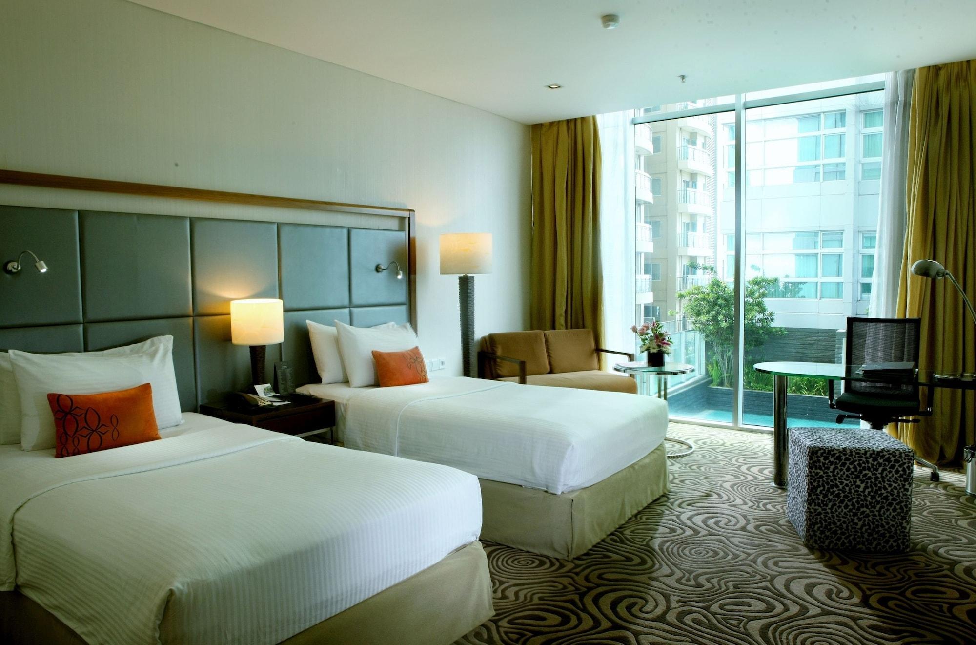 Cambridge Hotel Medan Exterior photo
