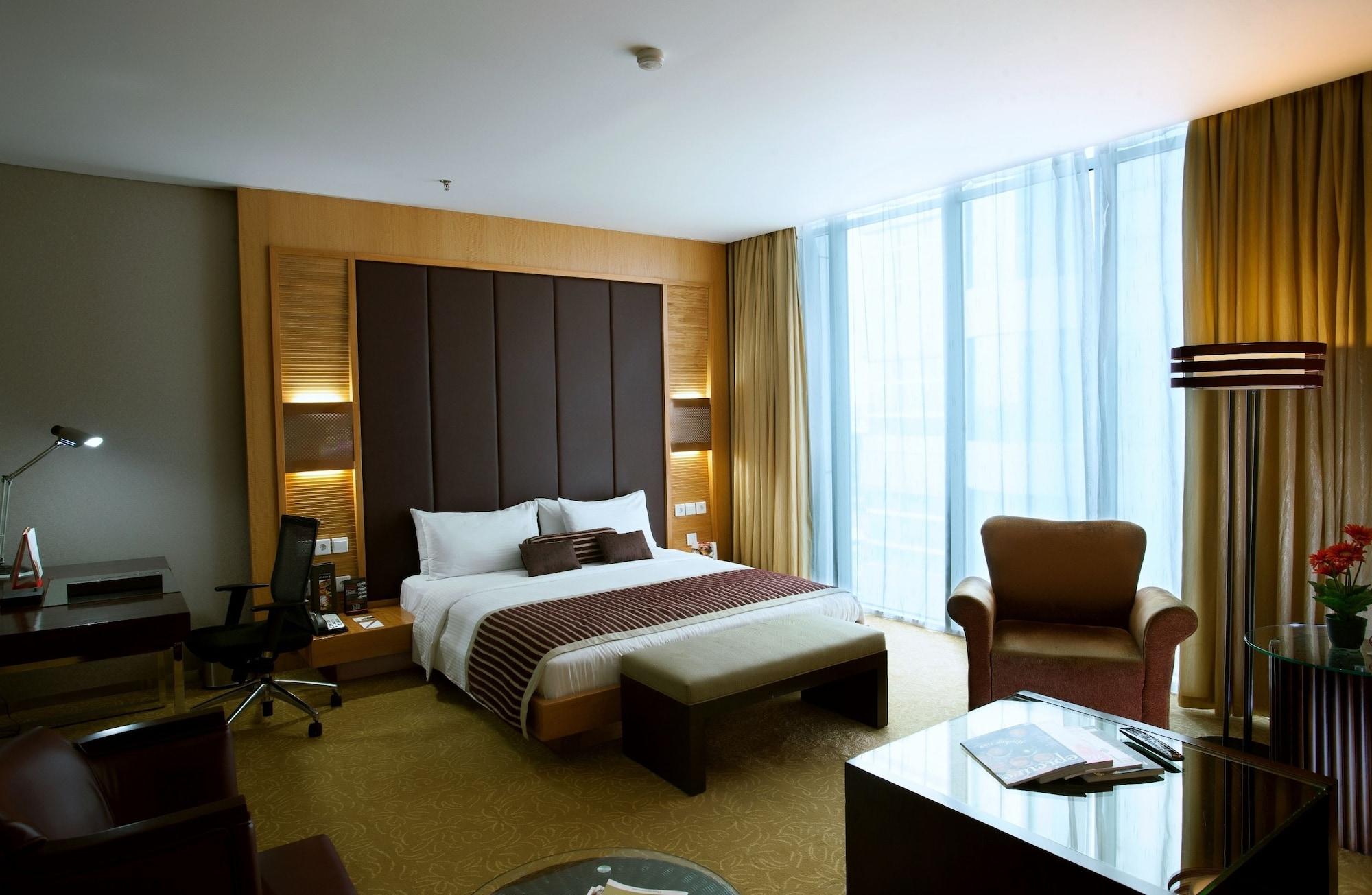 Cambridge Hotel Medan Exterior photo