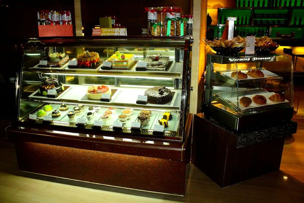 Cambridge Hotel Medan Exterior photo