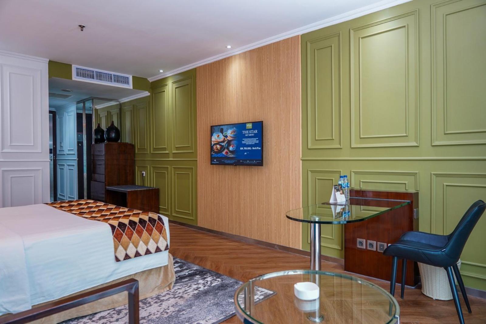 Cambridge Hotel Medan Exterior photo