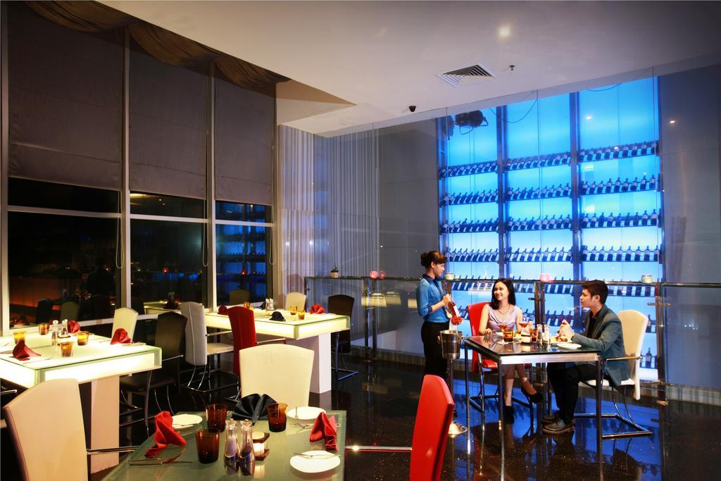 Cambridge Hotel Medan Exterior photo