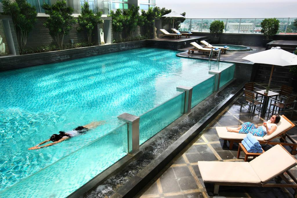 Cambridge Hotel Medan Exterior photo