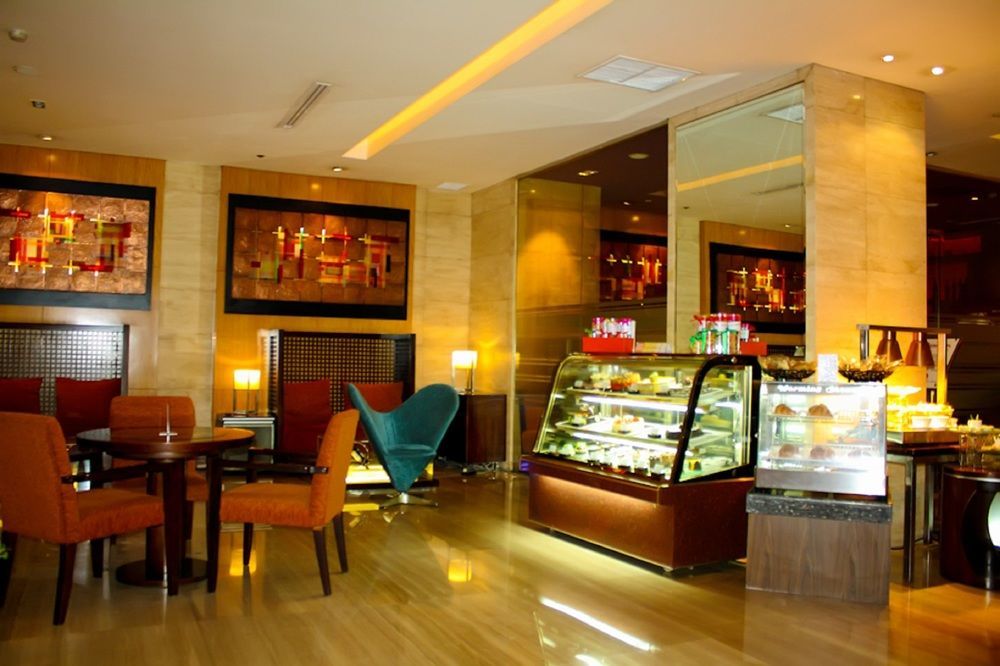 Cambridge Hotel Medan Exterior photo